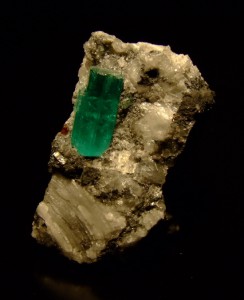 Emerald_crystal_muzo_colombia